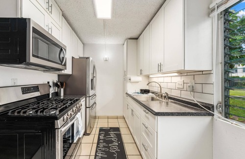 Historic Kailua Village Condo | 1-Bed Rental in Downtown Kailua-Kona with Pool Lanai and Convenient Location