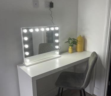 Weston-super-Mare Apartment | 1 Bed Room Flat with sofa Bed, full kitchen