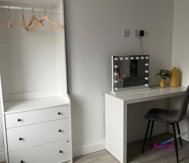 Weston-super-Mare Apartment | 1 Bed Room Flat with sofa Bed, full kitchen