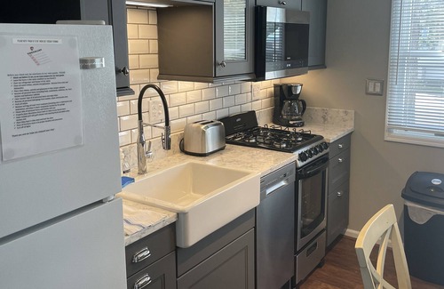 West Cape May House | 1 Bed Room/ full bath Apt with Kitchen & Living room attached to Purple Starfish