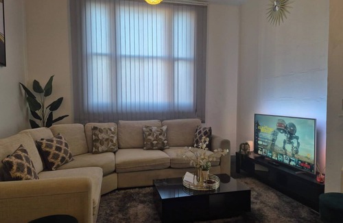 Wolverhampton Apartment | 1 Bed-Sleeps 2-City Centre-No Free Parking