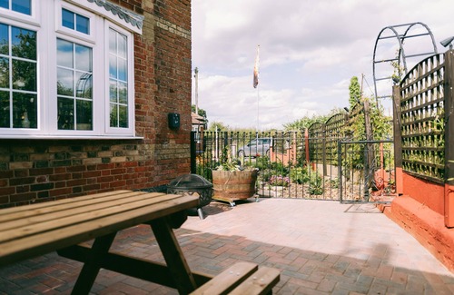East Dereham Apartment | 1 Bed, Sleeps 2, Free Parking, Pets Welcome