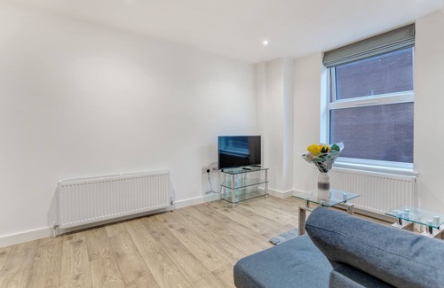Slough Apartment | 1 Bed, Sleeps 3, Free Parking, Wifi