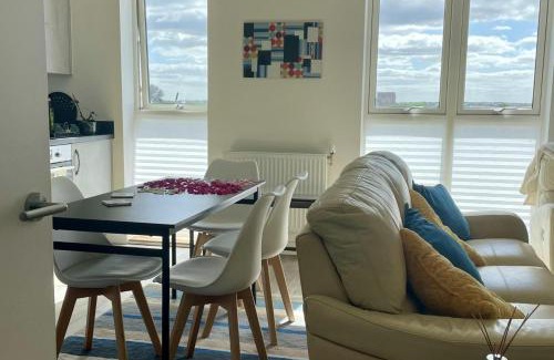 South Hornchurch Apartment | 1 Bed - Sleeps 4 - Parking Pets Wifi
