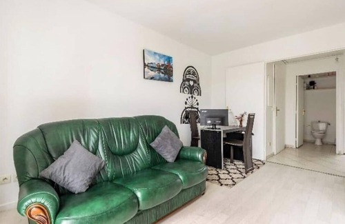 Pierrefitte-sur-Seine Apartment | 1 Bed Studio - Pets Welcome - Free Parking - WiFi
