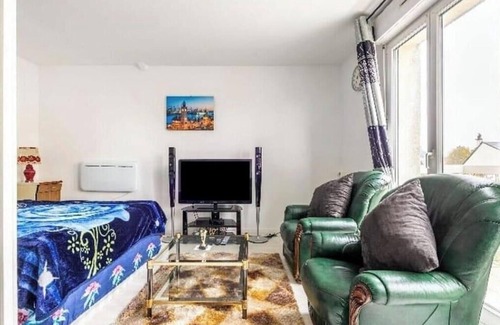 Pierrefitte-sur-Seine Apartment | 1 Bed Studio - Pets Welcome - Free Parking - WiFi