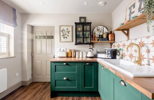 Cobham Apartment | 1 Bed Studio Sleeps 2 -Patio -Garden -Dogs Ok