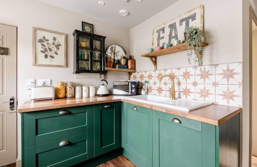 Cobham Apartment | 1 Bed Studio Sleeps 2 -Patio -Garden -Dogs Ok