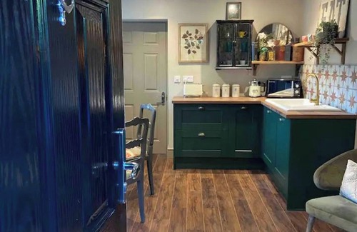 Cobham Apartment | 1 Bed Studio Sleeps 2 -Patio -Garden -Dogs Ok