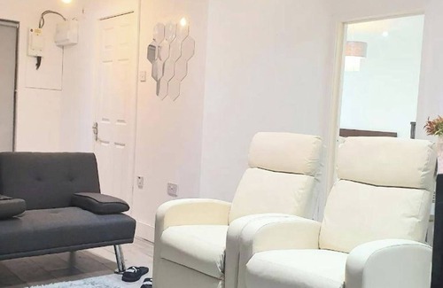 Greenhithe Apartment | 1-Bed Suite - Sleeps 3 - Parking - Near Bluewater