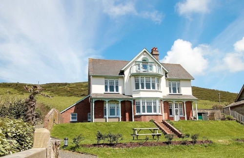 Saunton Apartment | 1 Bed Top Floor Apartment minutes walk from Saunton Beach