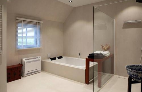 Grote-Brogel Villa | 1 Bed Villa - Sleeps 2 - Garden - Parking - Wifi