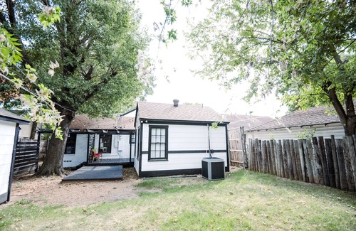 Oak Cliff House | 1-Bed w/Private Entrance, quarters attached to main house, 10 Min from Downtown!