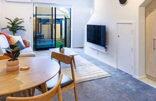 Papanui House | 1 Bedroom 1 Bath Executive Escape, Northlands Mall