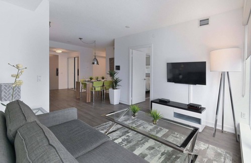 Toronto Entertainment District Apartment | 1 Bedroom/1 Bathroom Suite