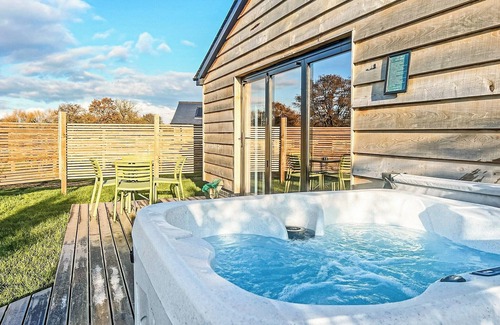 Attleborough Ski Chalet | 1 bedroom accommodation in Old Buckenham