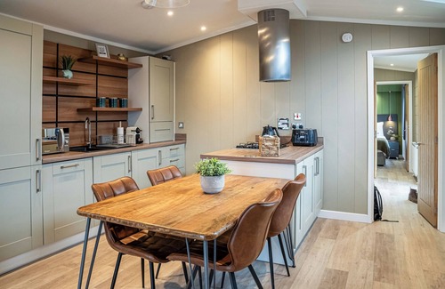 Bredons Hardwick Ski Chalet | 1 bedroom accommodation in Tewkesbury