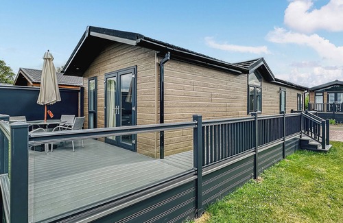Bredons Hardwick Ski Chalet | 1 bedroom accommodation in Tewkesbury