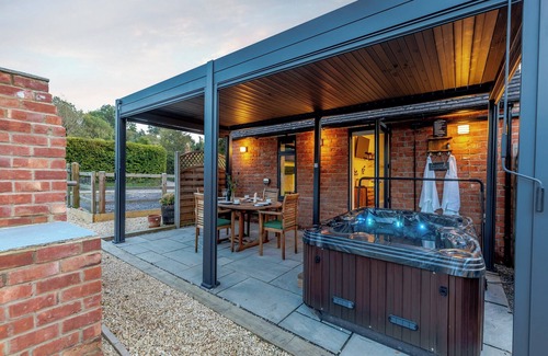 Northway Cottage | 1 bedroom accommodation in Coombe Hill, near Tewkesbury