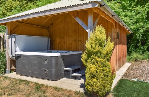 Thetford Ski Chalet | 1 bedroom accommodation in Thetford