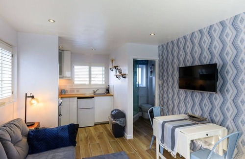 Kilgetty Apartment | 1 Bedroom annex convenient for Saundersfoot & Tenby with parking