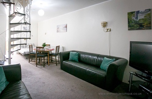 Heathrow Villages Apartment | 1 Bedroom Apartment with Free travel to Heathrow. Paid Parking Available