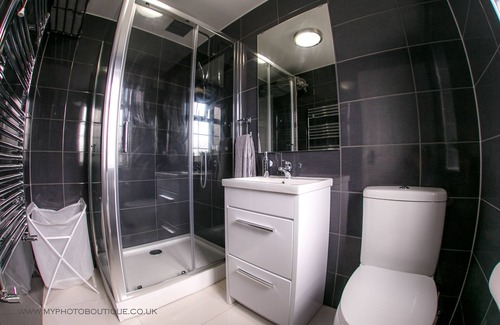 Heathrow Villages Apartment | 1 Bedroom Apartment with Free travel to Heathrow. Paid Parking Available