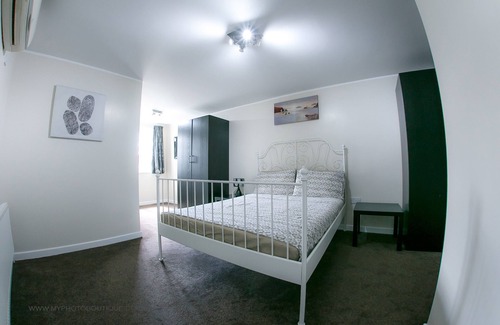Heathrow Villages Apartment | 1 Bedroom Apartment with Free travel to Heathrow. Paid Parking Available