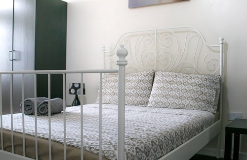 Heathrow Villages Apartment | 1 Bedroom Apartment with Free travel to Heathrow. Paid Parking Available