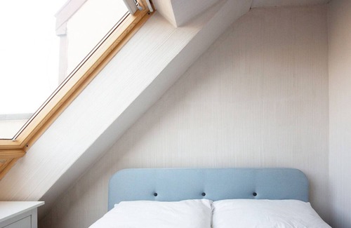 Penzing Condo | 1 Bedroom Apartment in the attic with view over Schönbrunn Park