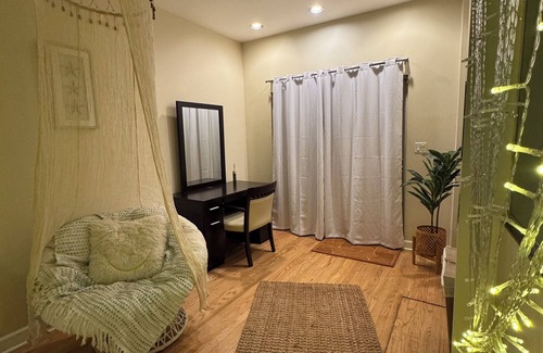 Wicker Park Apartment | 1-bedroom apartment in awesome Chicago with AC, WiFi and 1FREE Garage Parking