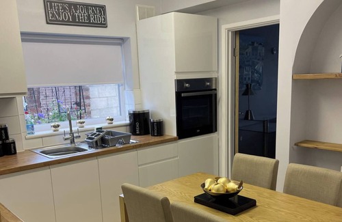 Hythe Apartment | 1-Bedroom Apartment Sleeps 4, Parking