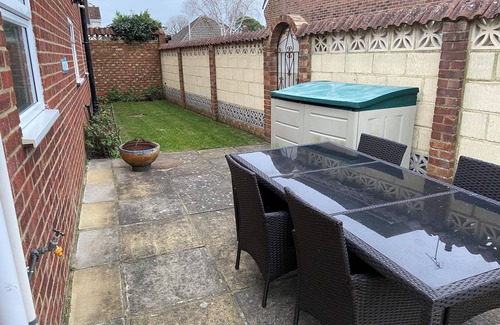 Hythe Apartment | 1-Bedroom Apartment Sleeps 4, Parking