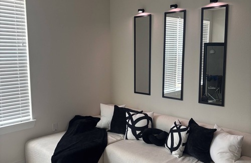 Downtown Houston Apartment | 1-bedroom apartment with fitness room and AC in phenomenal downtown Houston