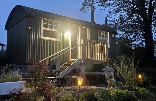 Camelford Cabin | 1 Bedroom Cabin Sleeps 2, Private Garden, WiFi