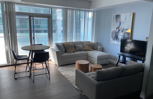 Toronto Entertainment District Apartment | 1 Bedroom Condo w/Waterviews beside CN Tower