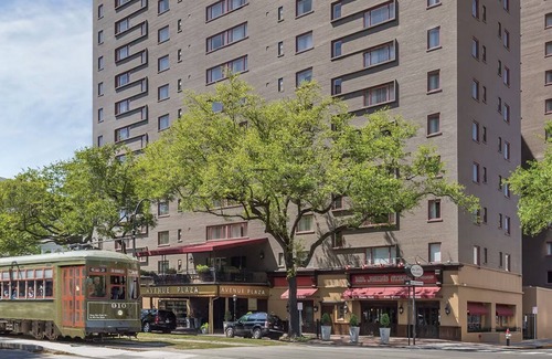 Faubourg Lafayette Apartment | 1 Bedroom Condo with Kitchen for Super Bowl! On St Charles Streetcar Route!