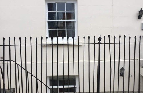 Cheltenham Apartment | 1 bedroom courtyard apartment, Central Cheltenham