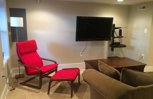 Stronghold Apartment | 1-bedroom English basement apartment close to everything