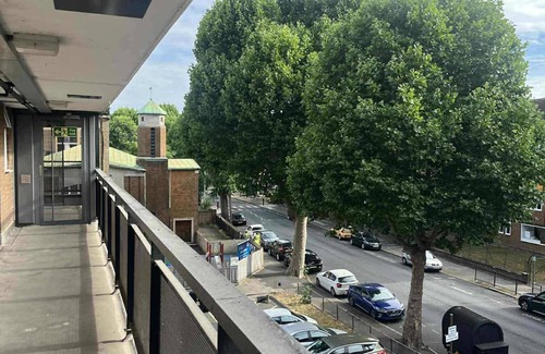 Riverside Apartment | 1 Bedroom Flat in Bermondsey – Near River, Park & One Stop to London Bridge