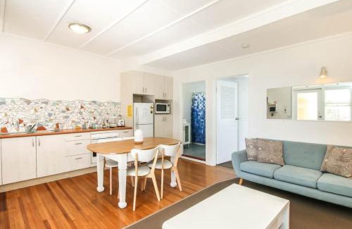 Burleigh Heads Apartment | 1 Bedroom Funky Beach Apartment Steps To The Beach