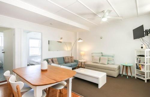 Burleigh Heads Apartment | 1 Bedroom Funky Beach Apartment Steps To The Beach