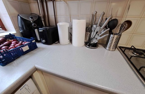 Walton House | 1 Bedroom House Close to M1, Tesco, Pub
