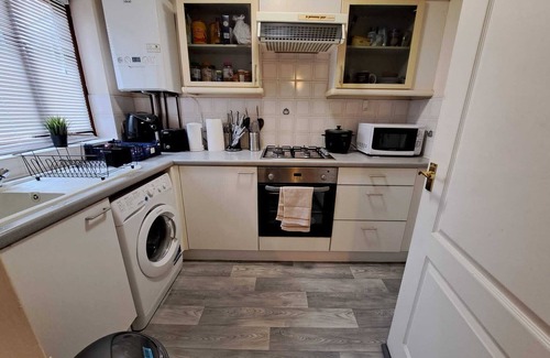Walton House | 1 Bedroom House Close to M1, Tesco, Pub