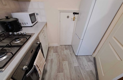Walton House | 1 Bedroom House Close to M1, Tesco, Pub