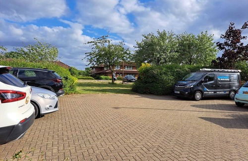 Walton House | 1 Bedroom House Close to M1, Tesco, Pub