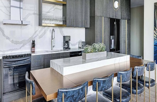 Downtown Atlanta Condo | 1 Bedroom Presidential Condo overlooking Centennial Park, Margaritaville Atlanta