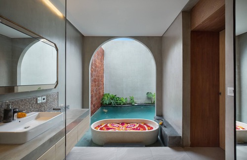 Central Seminyak Villa | 1 Bedroom Private Pool Villa with Bathtub at Ubud