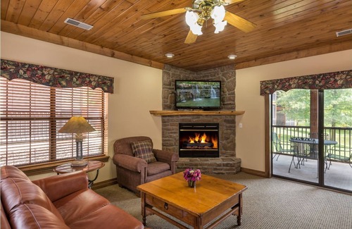 Branson Resort | 1 bedroom resort in charming Branson Woods with large rooms and activities