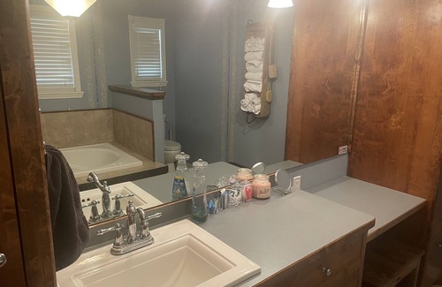 Grove House | 1 Bedroom/sleeper sofa/Large Bathnsleep 5nclose to Restaurants/ramps/gas/Walmart